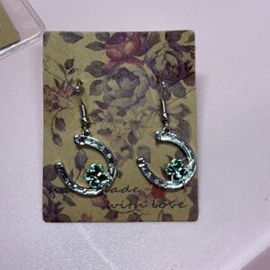 Women‎ earrings